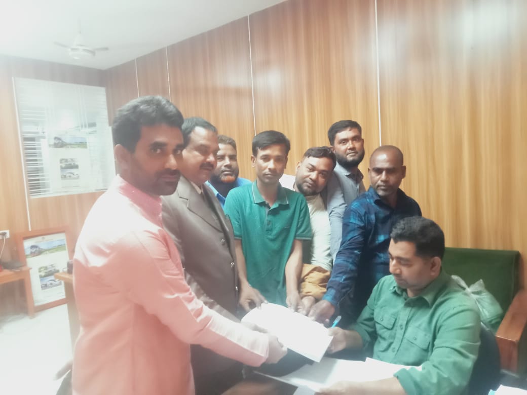 জয়রামপুর রেলস্টেশনে নকশিকাঁথার যাত্রাবিরতির দাবিতে গণস্বাক্ষর অনুলিপি প্রদান