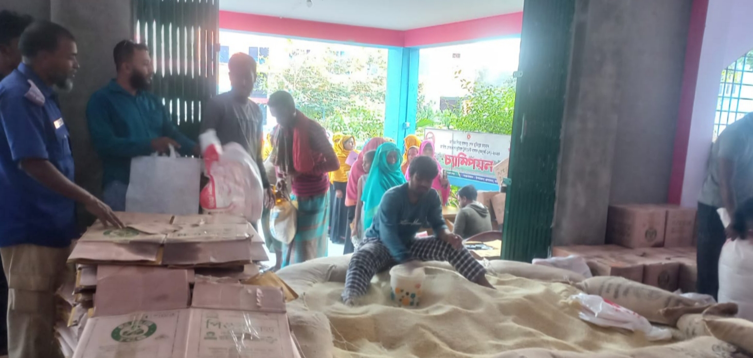 দামুড়হুদার কুড়ুলগাছীতে টিসিবির পণ্য বিক্রি শুরু