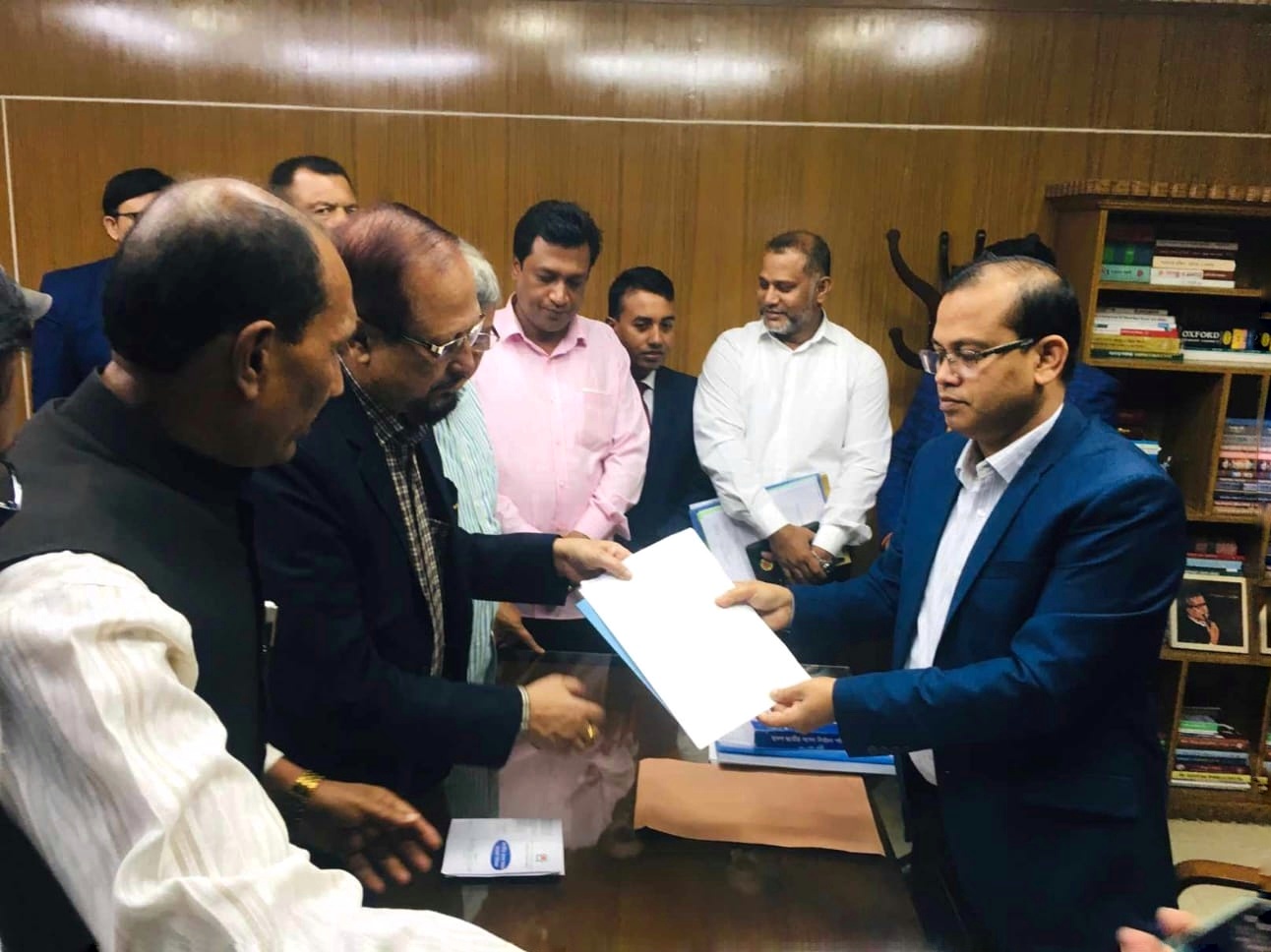 মেহেরপুরে নির্বাচনের প্রস্তুতি শুরু, ফরহাদ হোসেনের মনোনয়ন ফরম সংগ্রহ