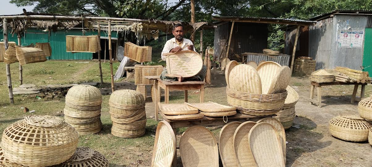 বাঁশ ও বেতের পণ্য বিক্রি করে সংসার চলে তার