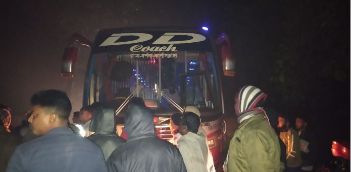 জীবননগর উথলীতে ফের রাতে বাসে ইট নিক্ষেপ