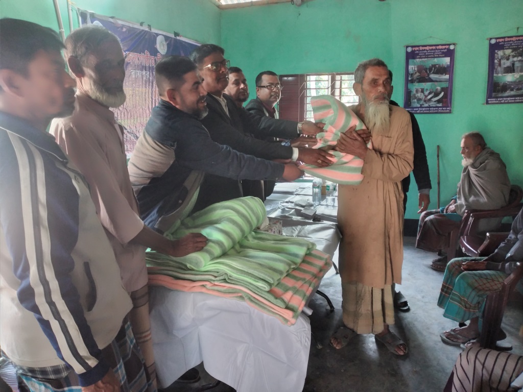 জীবননগর রায়পুরে প্রবীণদের মাঝে কম্বল বিতরণ