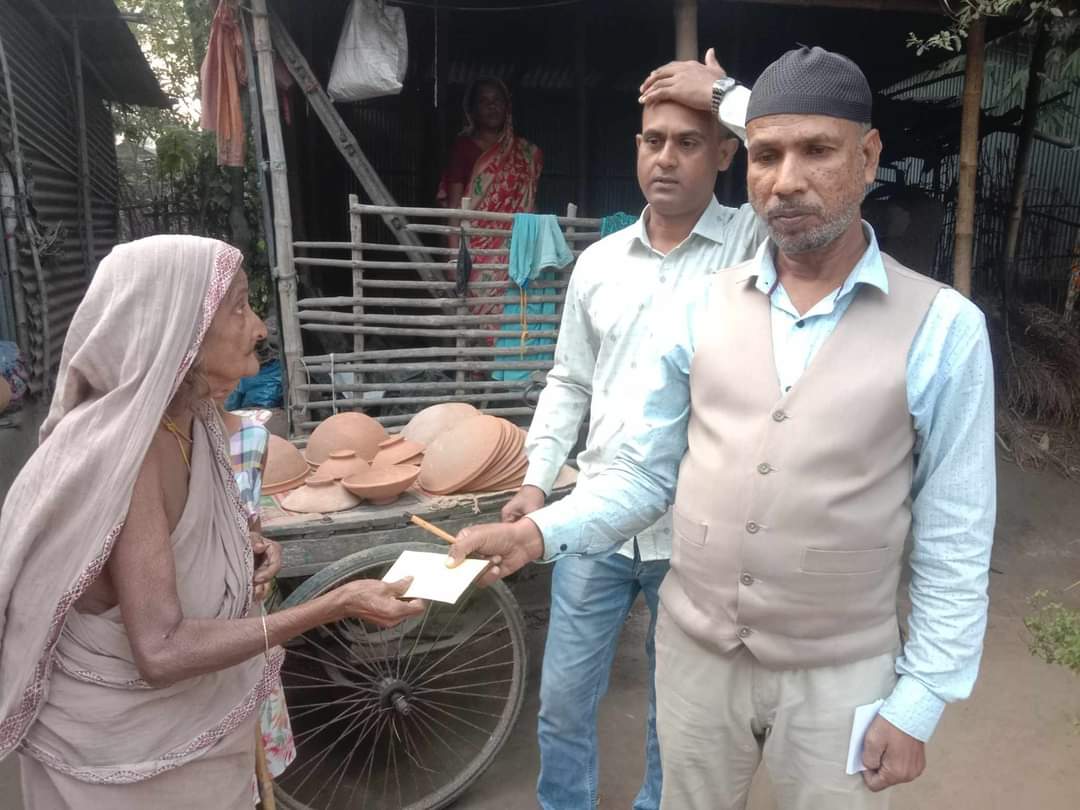 আলমডাঙ্গায় অসহায় রোগীকে আর্থিক সহায়তা প্রদান