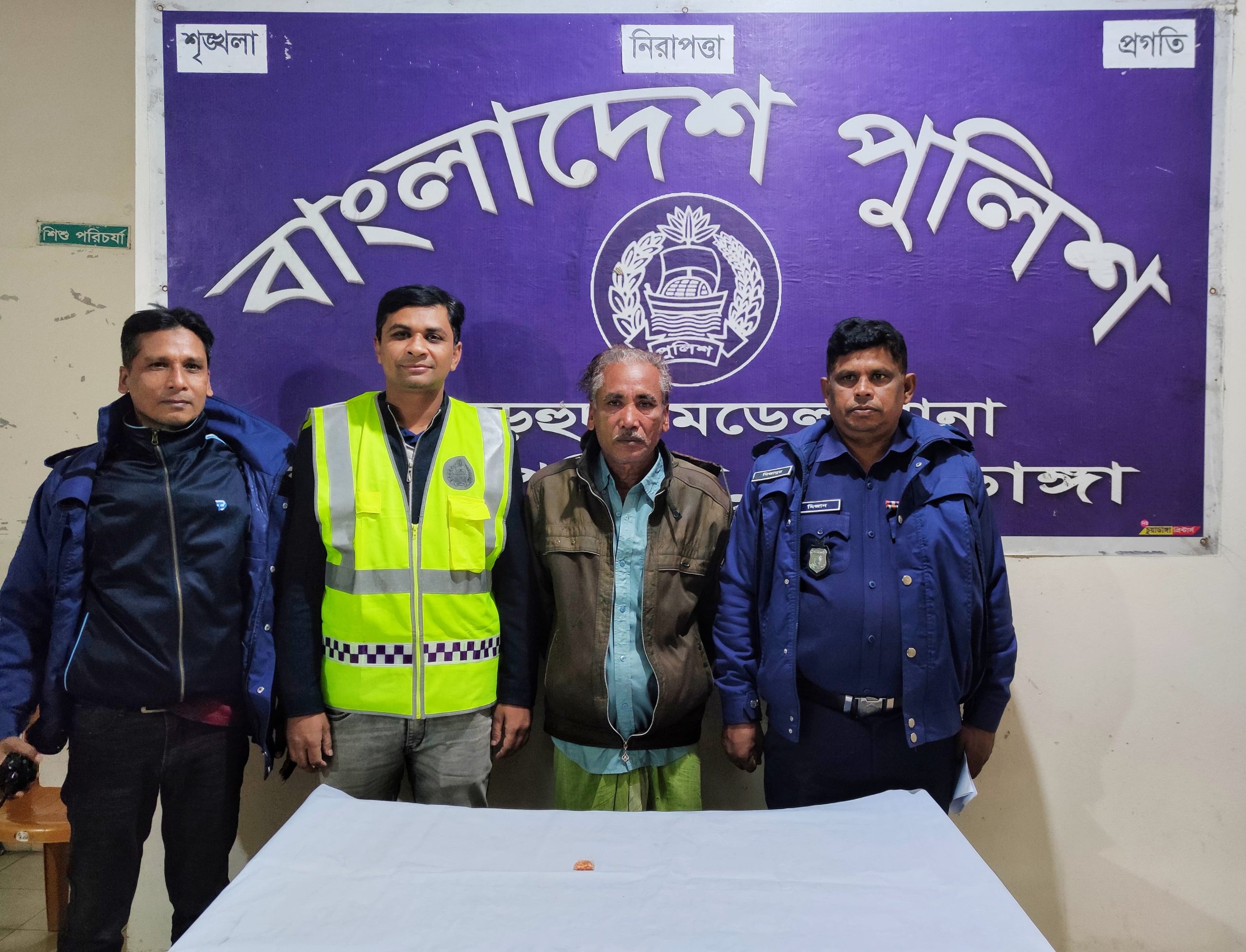 দামুড়হুদায় ৫১ পিস ইয়াবাসহ একজন আটক