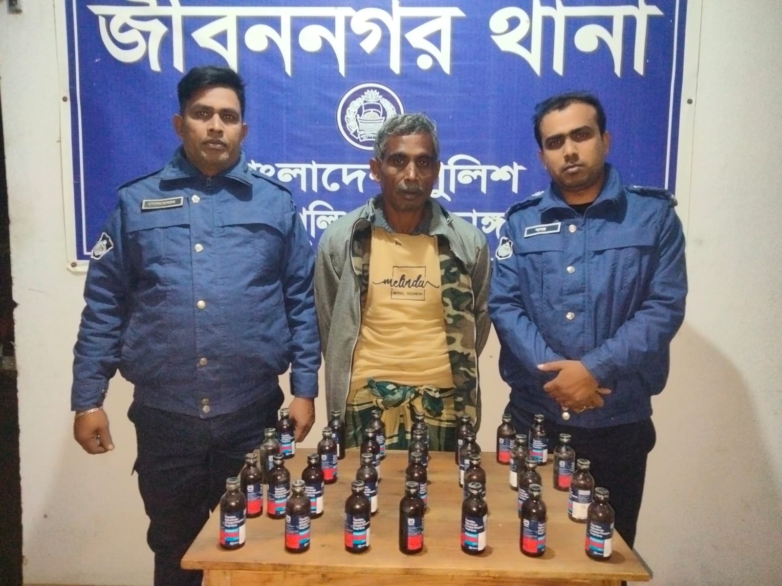 জীবননগরে ৩০ বোতল ফেনসিডিলসহ মাদক ব্যবসায়ী আটক