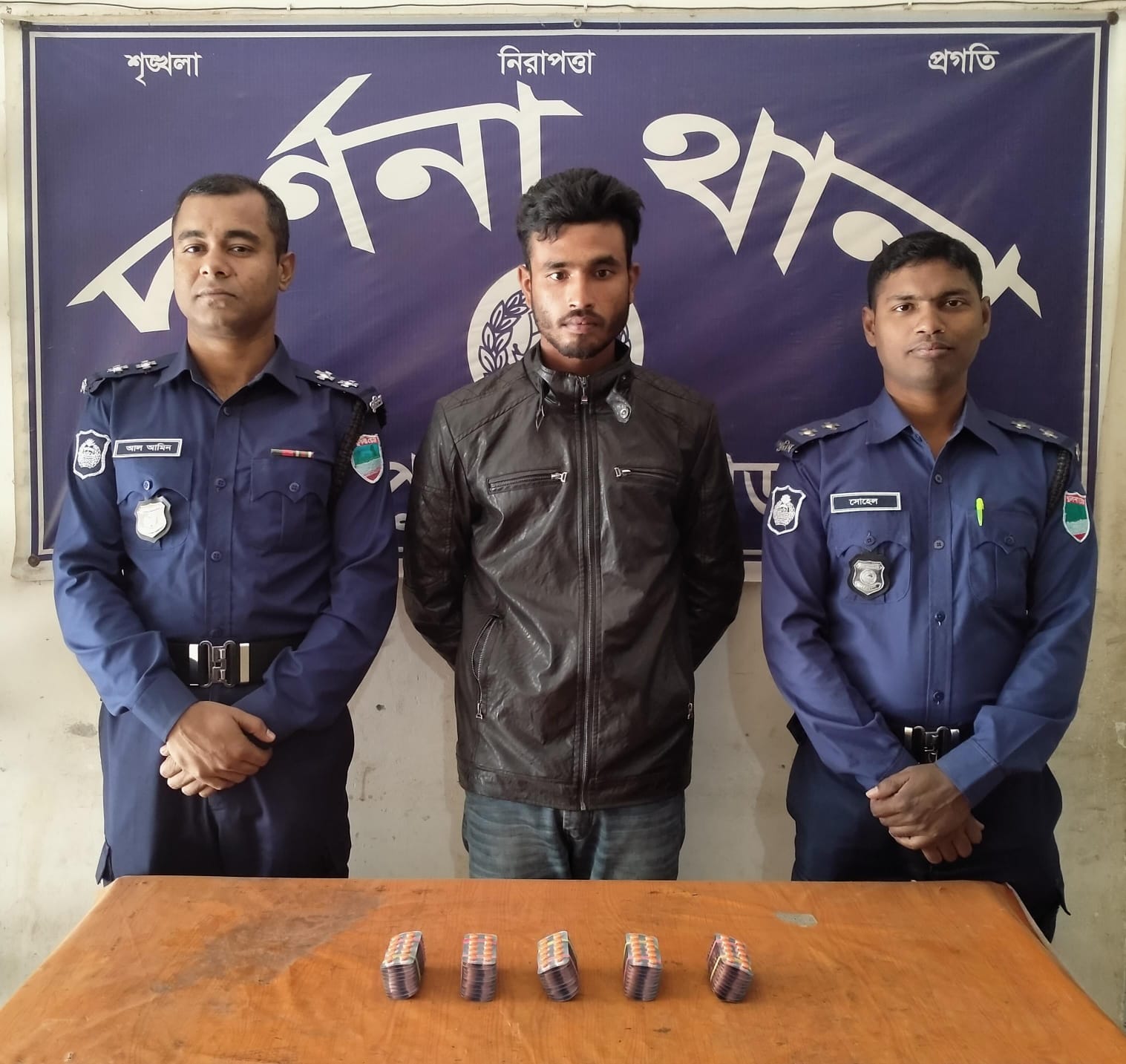 দর্শনায় পুলিশের অভিযানে ৫ শ পিস ট্যাপেন্টাডলসহ যুবক আটক