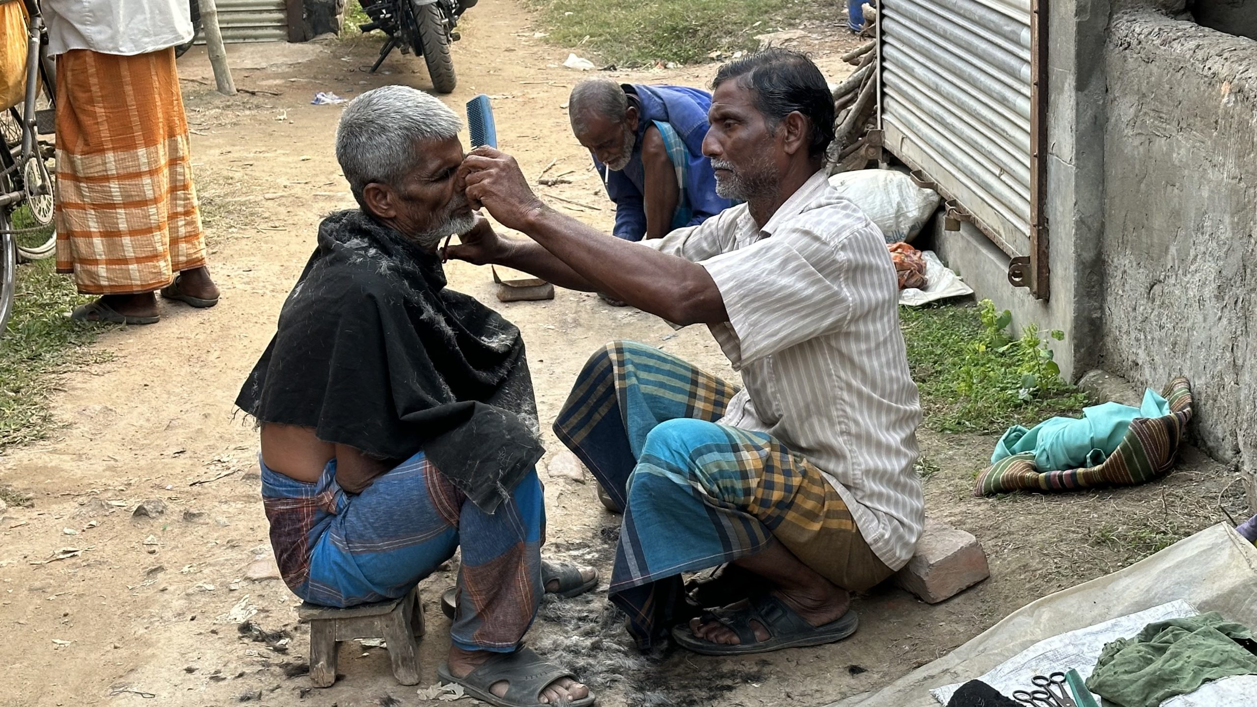 হারিয়ে যাচ্ছে মাটিতে বসে চুল-দাঁড়ি কাটা নরসুন্দর