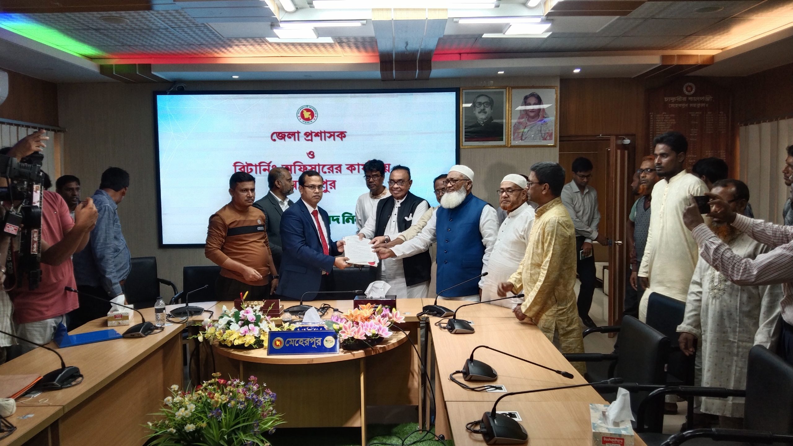 মেহেরপুরের মানুষ একটি পরিবারের কাছে বন্দী : প্রফেসর মান্নান