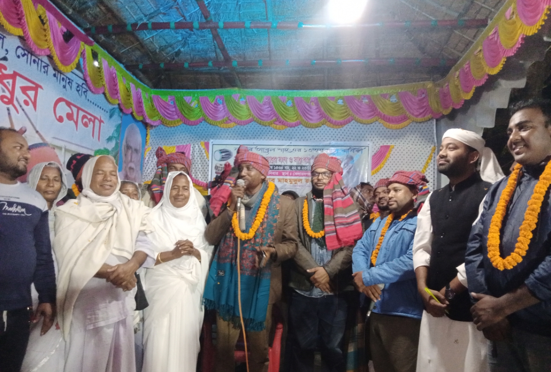 আলমডাঙ্গায় সাধুসঙ্গ ও বস্ত্র বিতরণ
