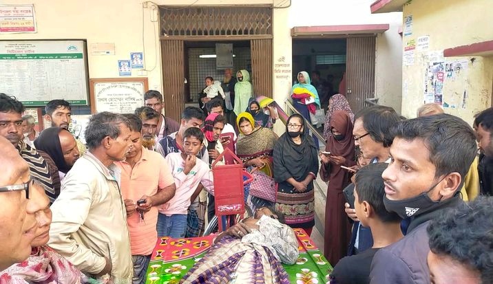গাংনীতে বাসের ধাক্কায় ভ্যানচালকের মৃত্যু, আহত ১০