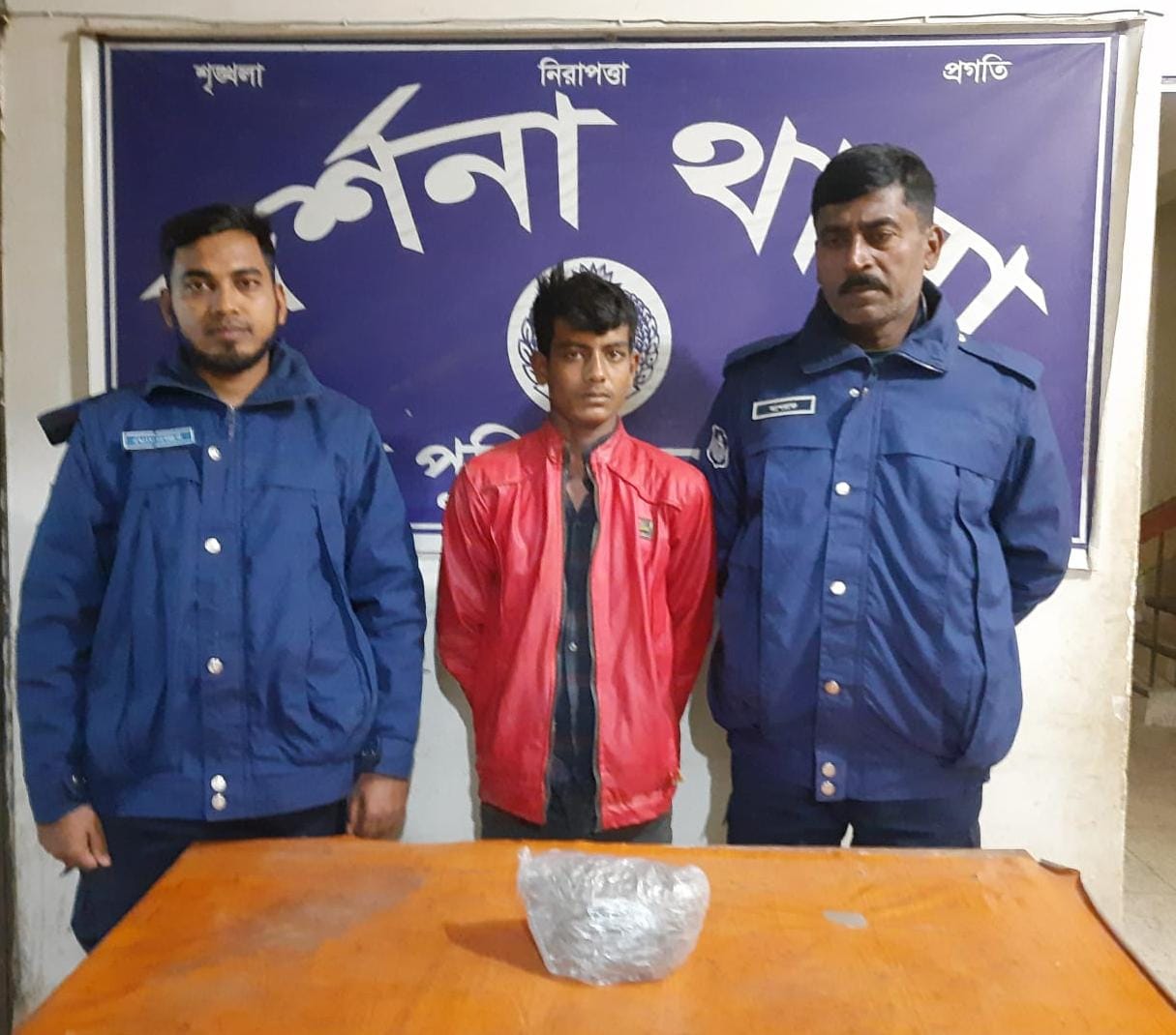 দর্শনা ৫০০ গ্রাম গাঁজাসহ যুবক আটক