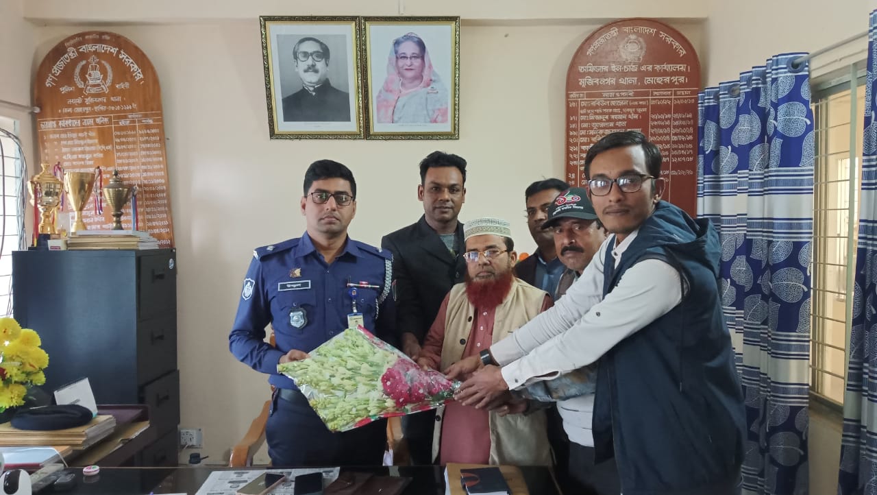 মুজিবনগর থানার নবাগত ওসি উজ্জল দত্তকে ফুলেল শুভেচ্ছা