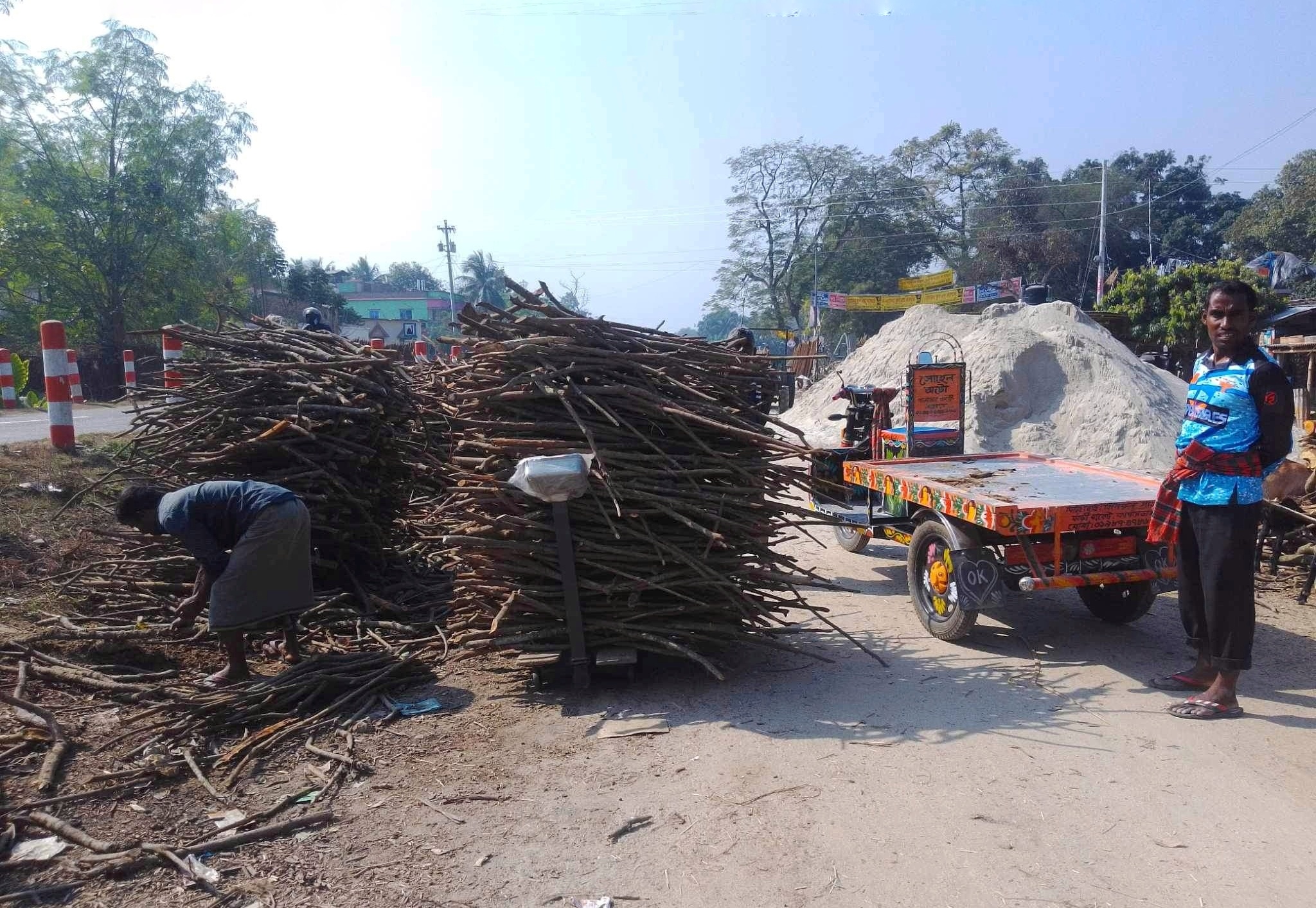 মেহেরপুরে সরকারি সড়ক দখল করে চলছে ব্যবসা!