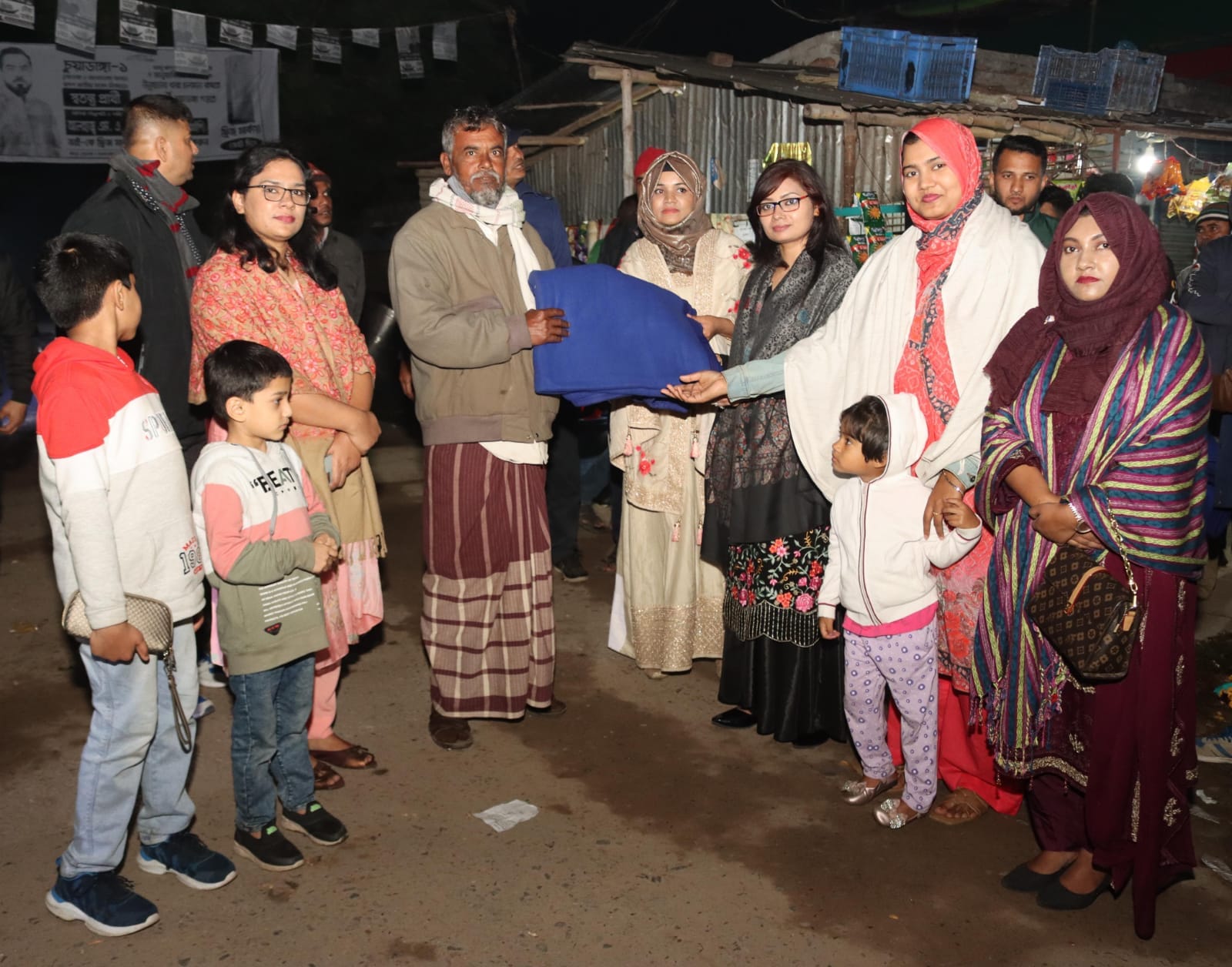 চুয়াডাঙ্গায় পুনাকের উদ্যোগে শীতবস্ত্র বিতরণকালে সভানেত্রী জান্নাতুল ফেরদৌস
