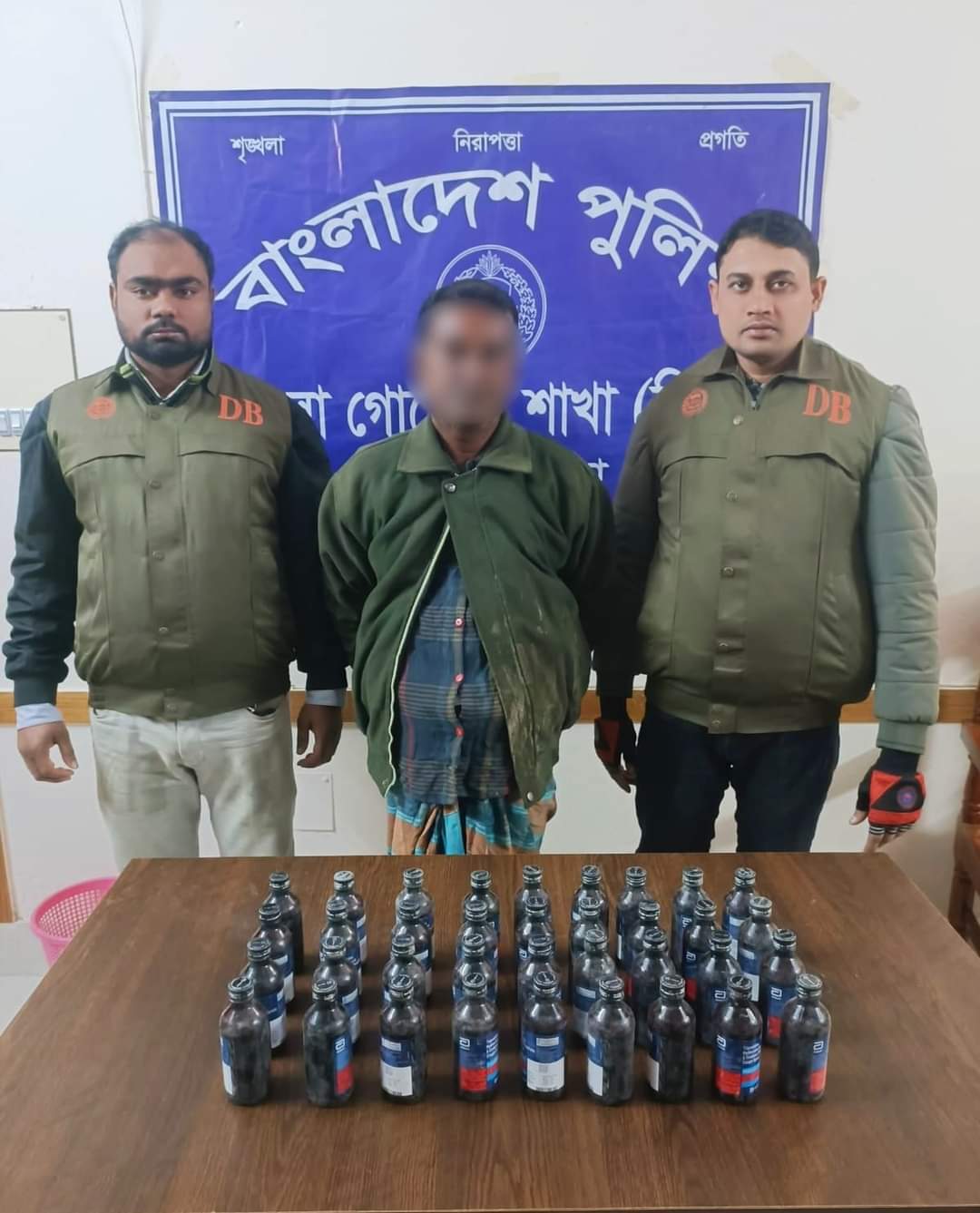 চুয়াডাঙ্গায় ৩৬ বোতল ফেনসিডিলসহ মাদক ব্যবসায়ী আটক
