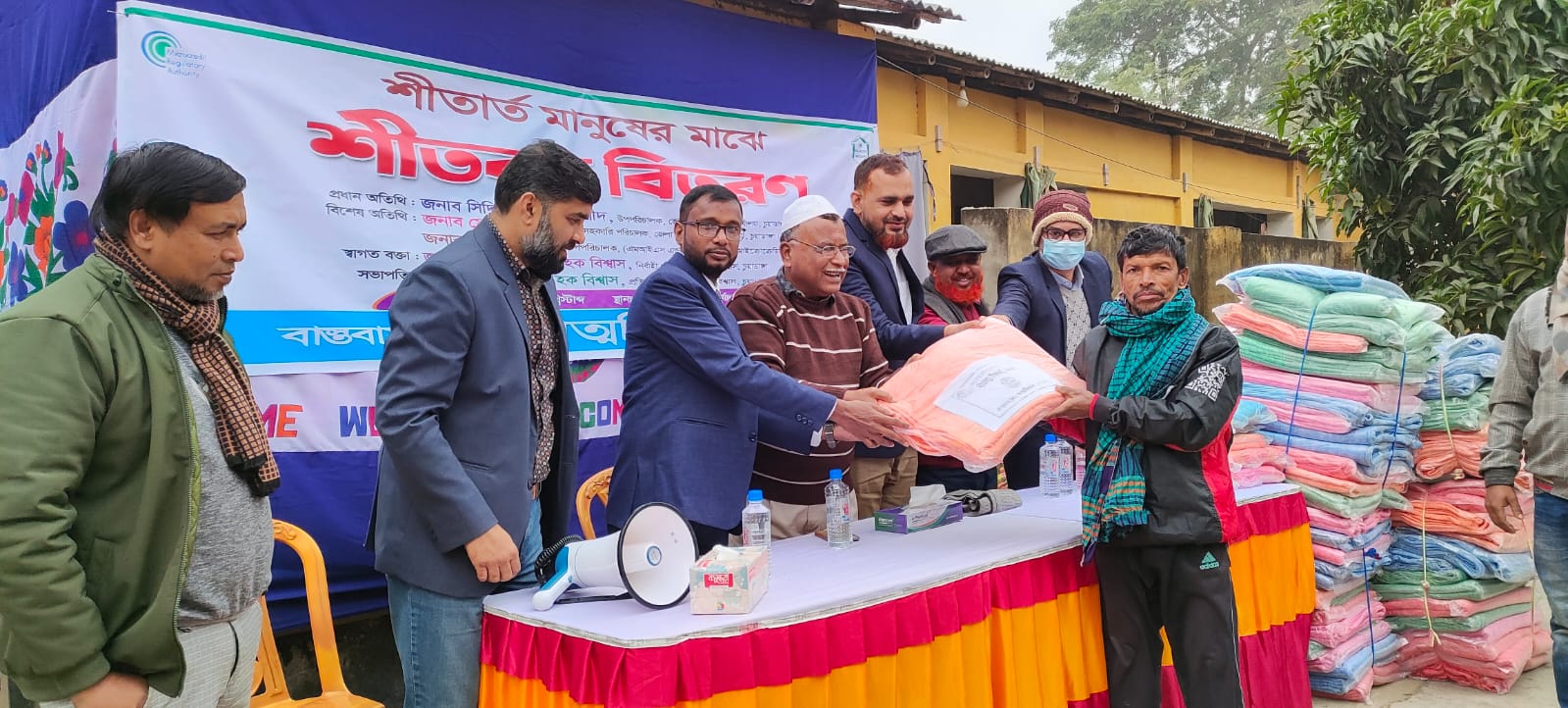 চুয়াডাঙ্গায় আত্মবিশ্বাসের উদ্যোগে দুস্থ শীতার্ত মানুষের মাঝে কম্বল বিতরণ