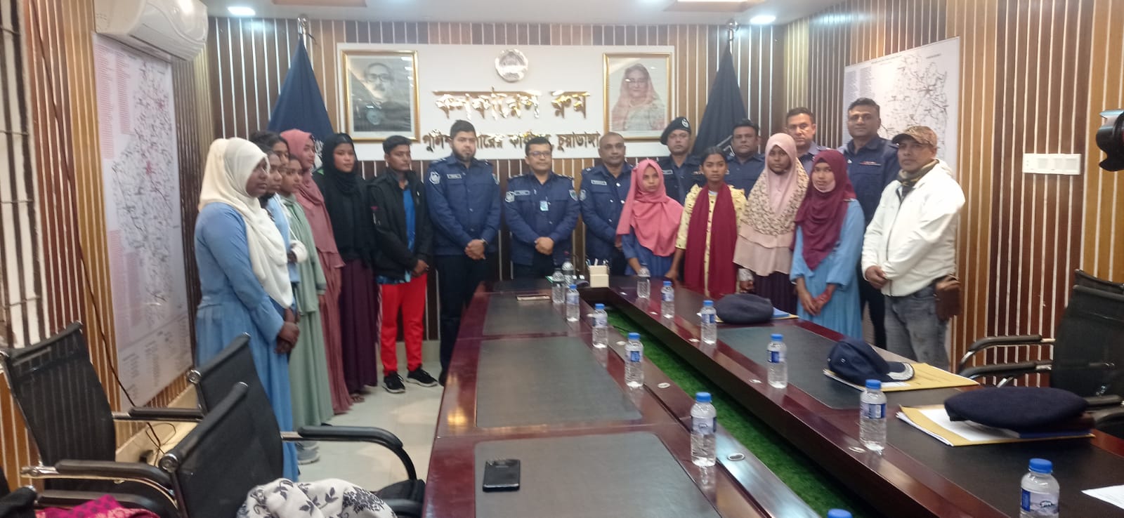 চুয়াডাঙ্গায় পুরুষ-মহিলা কাবাডি টিমের খেলোয়াড়দের সাথে পুলিশ সুপারের সৌজন্য সাক্ষাৎ