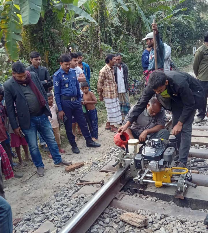 জীবননগর উথলীতে রেললাইনের লোহার পাতে হঠাৎ ফাটল,মেরামতের পর স্বাভাবিক
