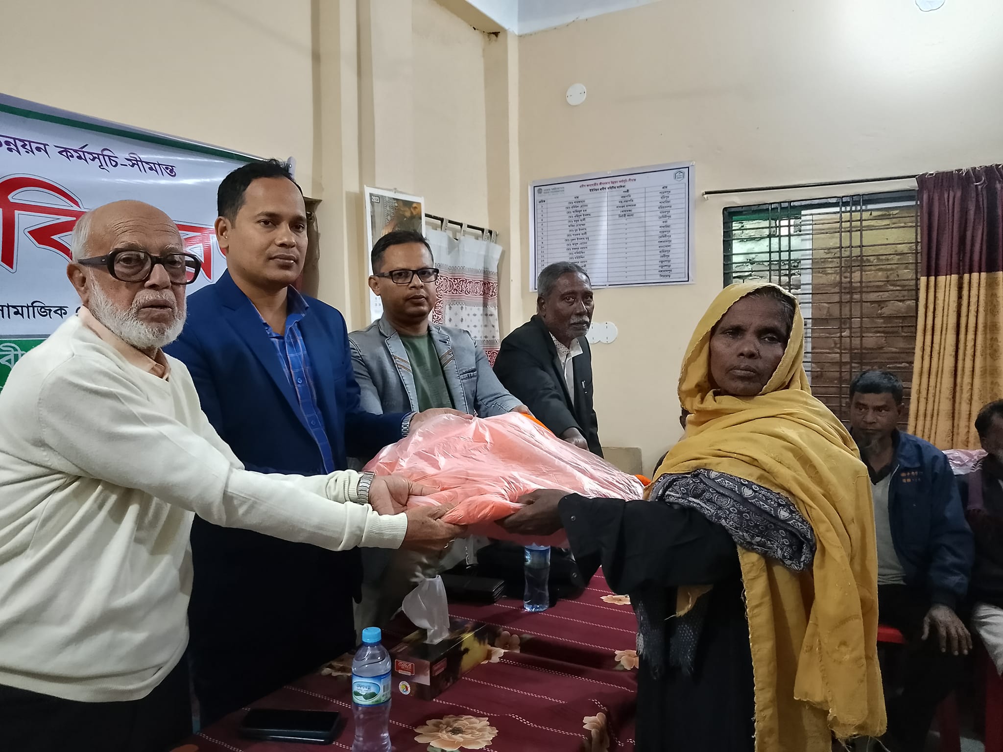 জীবননগরে শীতার্ত প্রবীণদের মাঝে কম্বল বিতরণ