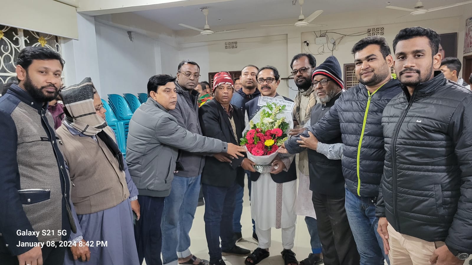 চুয়াডাঙ্গা-২ আসনে পুনরায় এমপি নির্বাচিত হওয়ায় টগরকে ফুলেল শুভেচ্ছা