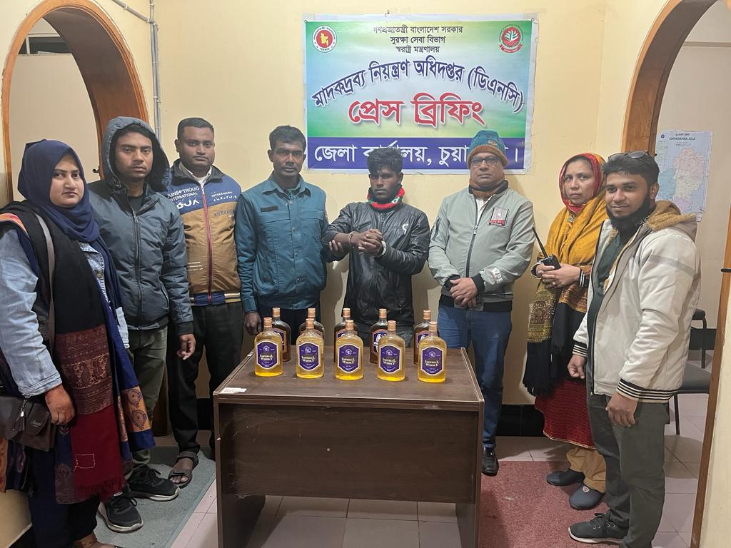 চুয়াডাঙ্গায় কেরুর বিলাতি মদসহ ঝিনাইদহের গাফফার আটক