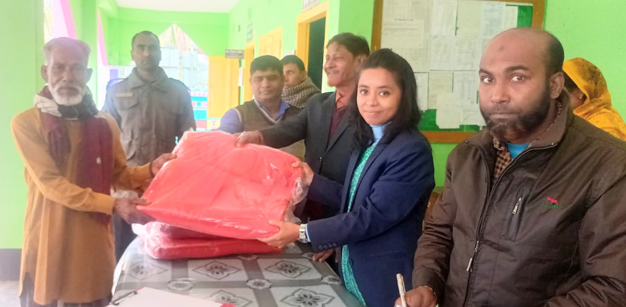 দামুড়হুদার হাউলী ইউনিয়নে শীতার্তদের মাঝে কম্বল বিতরণ