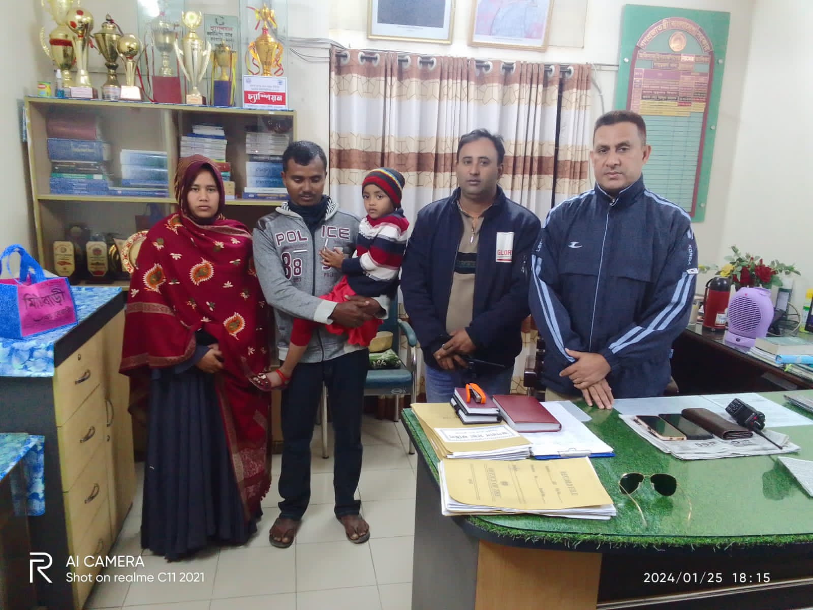 ভাঙা সংসার জোড়া লাগালেন দামুড়হুদা থানার এসআই তৌহিদুর