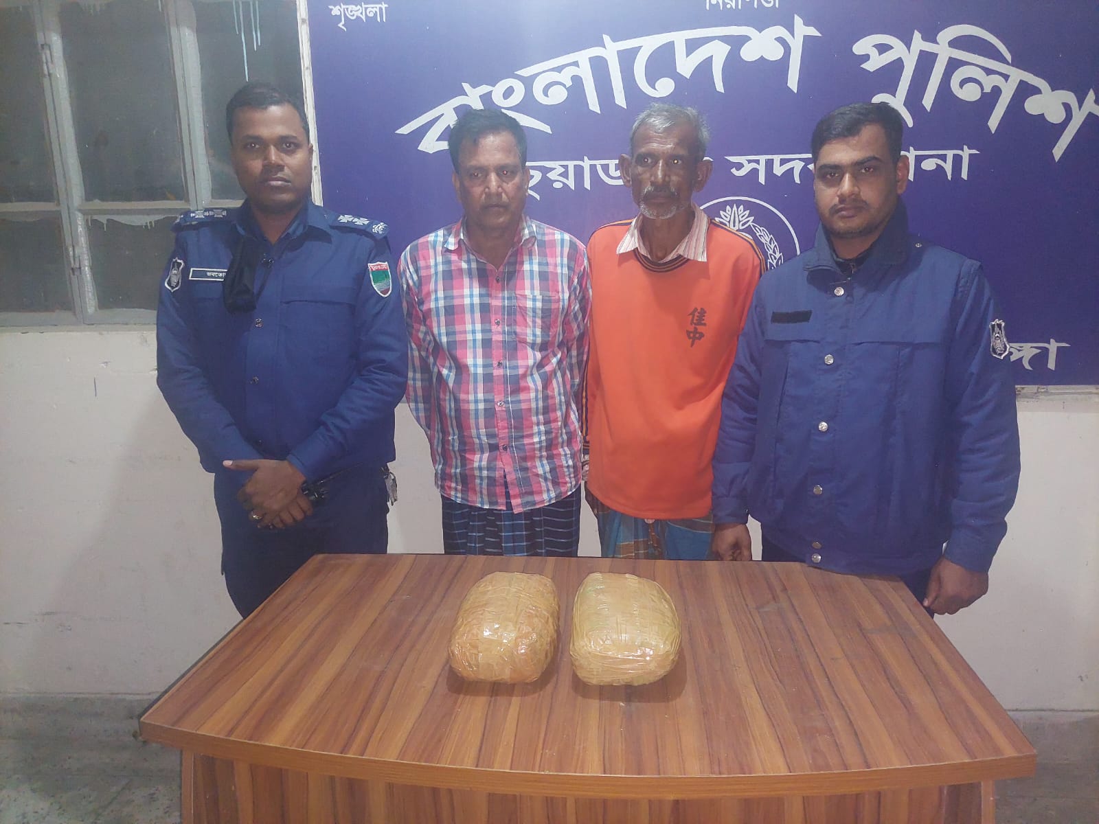 চুয়াডাঙ্গায় পুলিশের অভিযানে গাঁজাসহ আটক ২