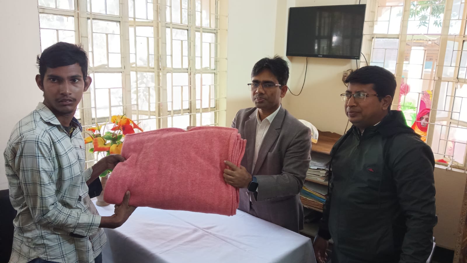 মুজিবনগরে হতদরিদ্রদের মাঝে কম্বল বিতরণ