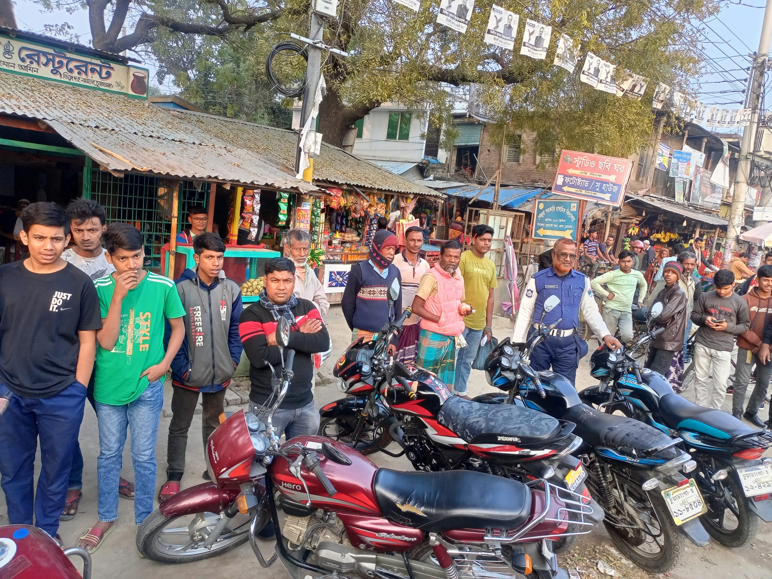 চুয়াডাঙ্গায় ট্রাফিক পুলিশের অভিযানে ৩৭টি অবৈধ মোটরসাইকেল জব্দ