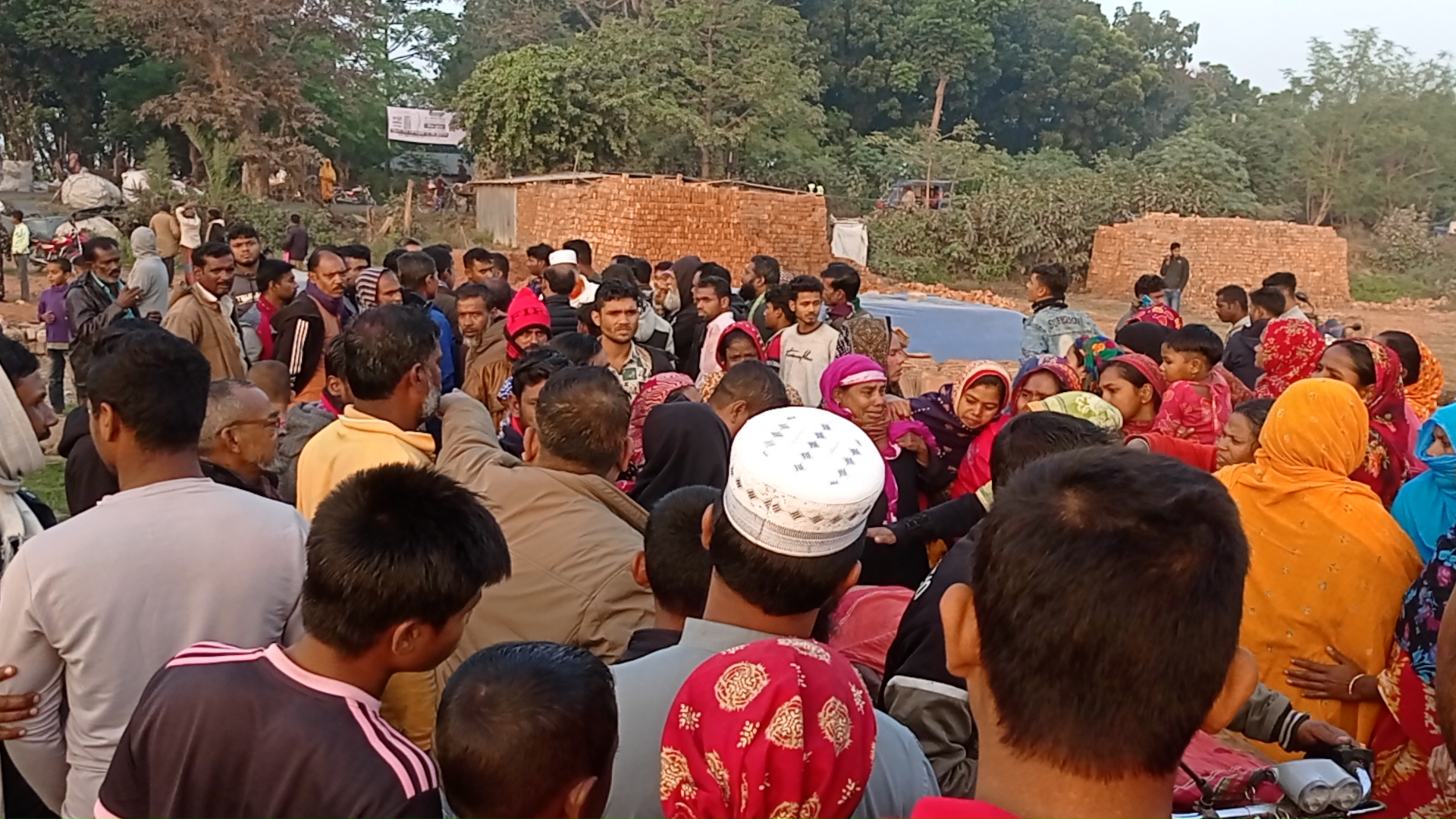 চুয়াডাঙ্গার নয়মাইল বাজারে বাসের ধাক্কায় যুবক নিহত