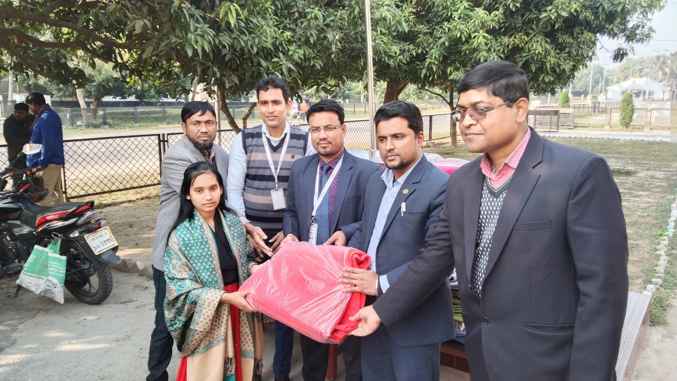 মুজিবনগর ও ঝিনাইদহে শীতার্তদের মাঝে কম্বল বিতরণ