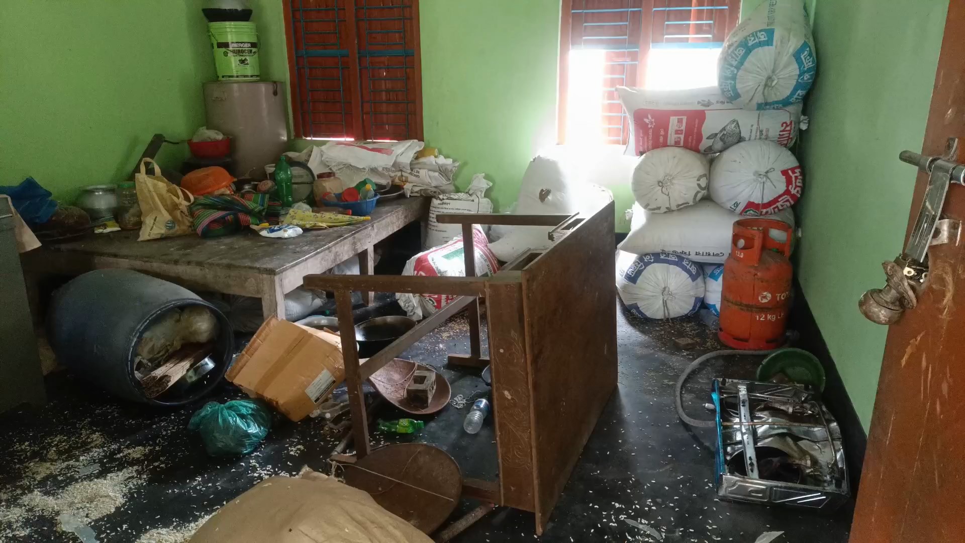 ঝিনাইদহ ও শৈলকুপার বিভিন্ন গ্রামে নৌকা-ঈগলের কর্মীরা মুখোমুখি