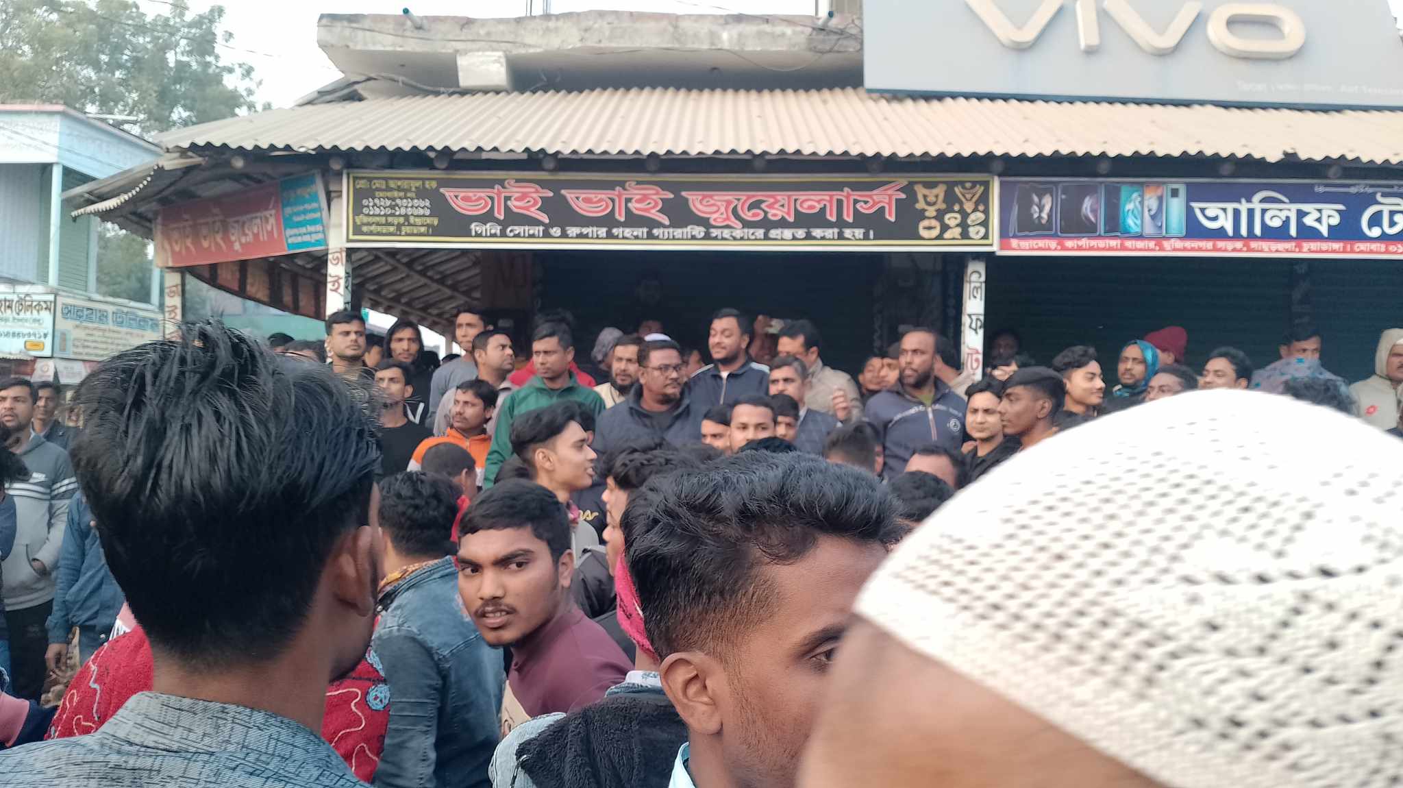 কার্পাসডাঙ্গা বাজারে গার্মেন্টস ব্যবসায়ীকে মারধরের প্রতিবাদে বিক্ষোভ