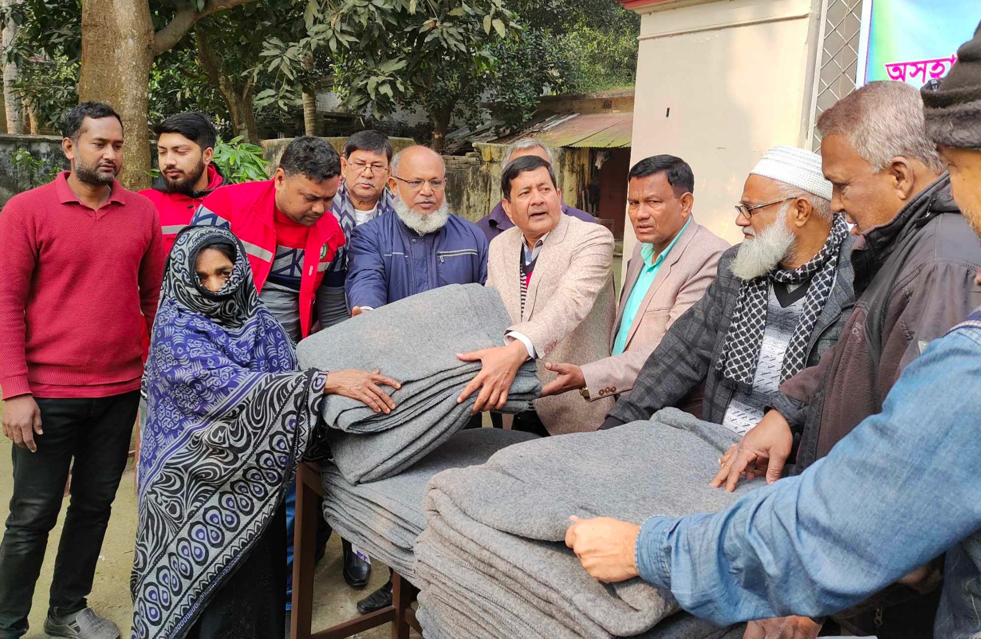 আলমডাঙ্গায় রেড ক্রিসেন্ট সোসাইটির উদ্যোগে কম্বল বিতরণ