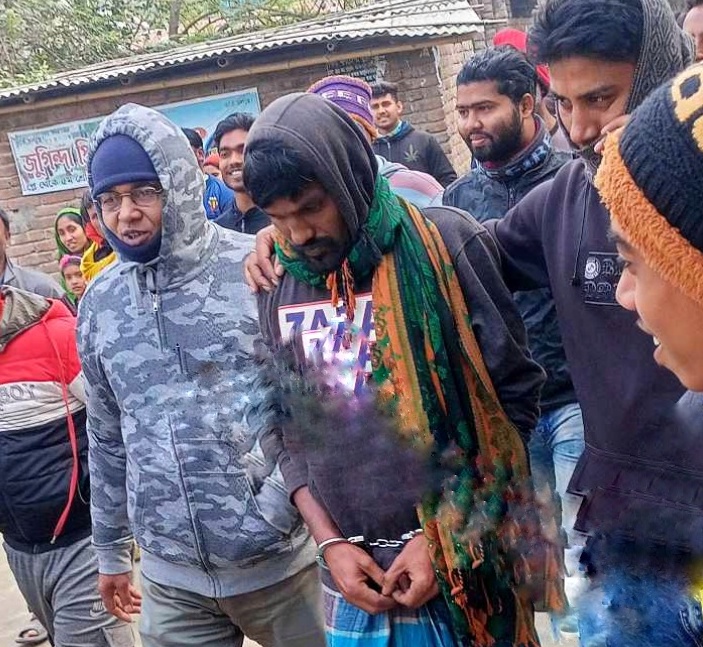 মেহেরপুরের আজান গ্রামে জনতার হাতে ভ্যানচোর আটক