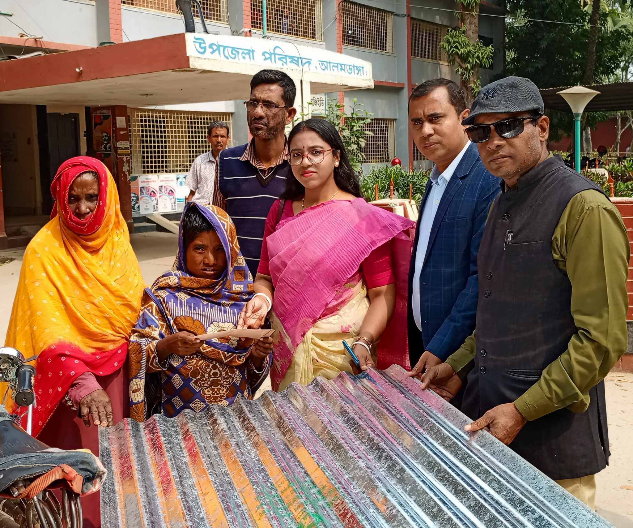 আলমডাঙ্গায় অসহায় নারীকে ঢেউটিন ও নগদ অর্থ প্রদান