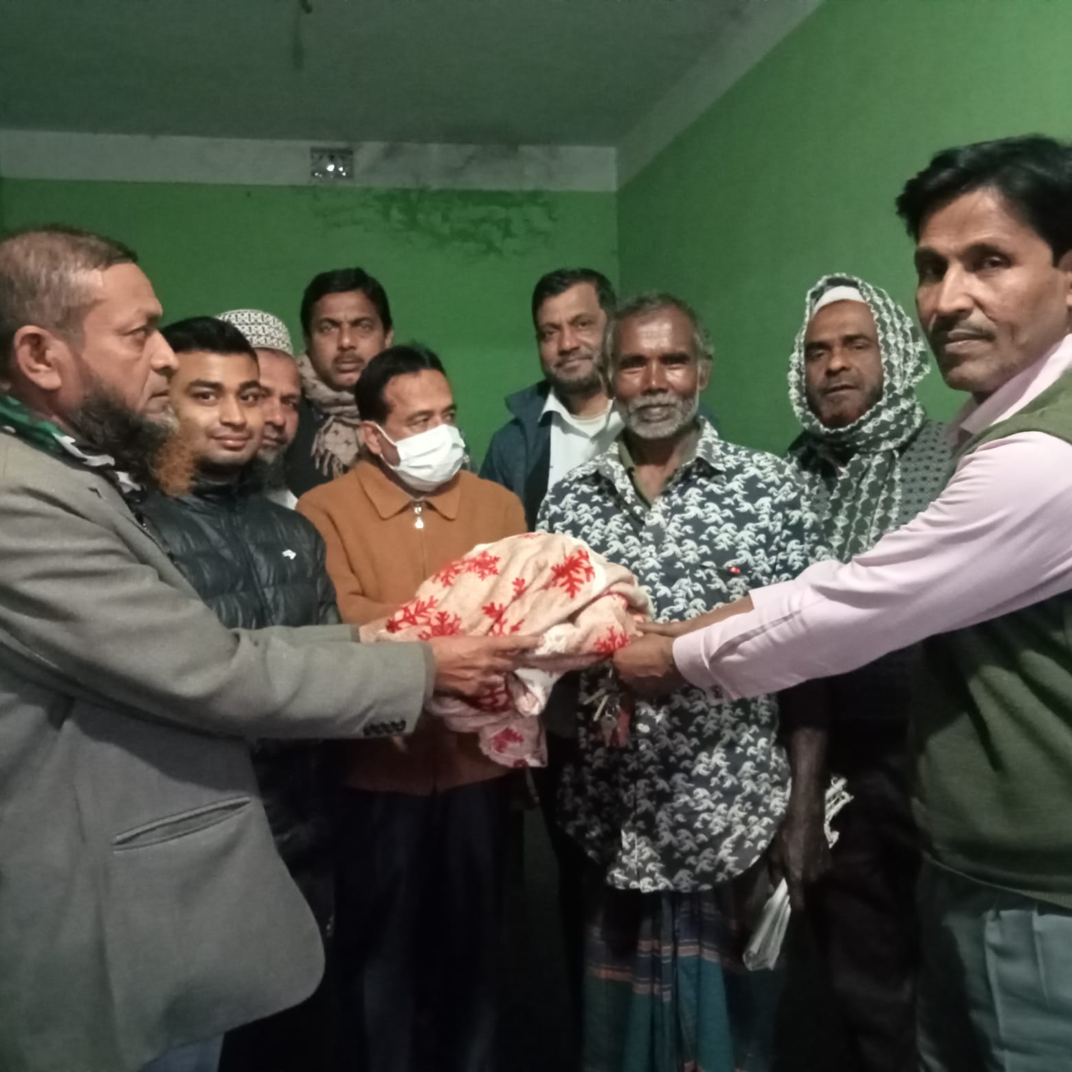 জীবননগরে শীতার্তদের মধ্যে কম্বল বিতরণ