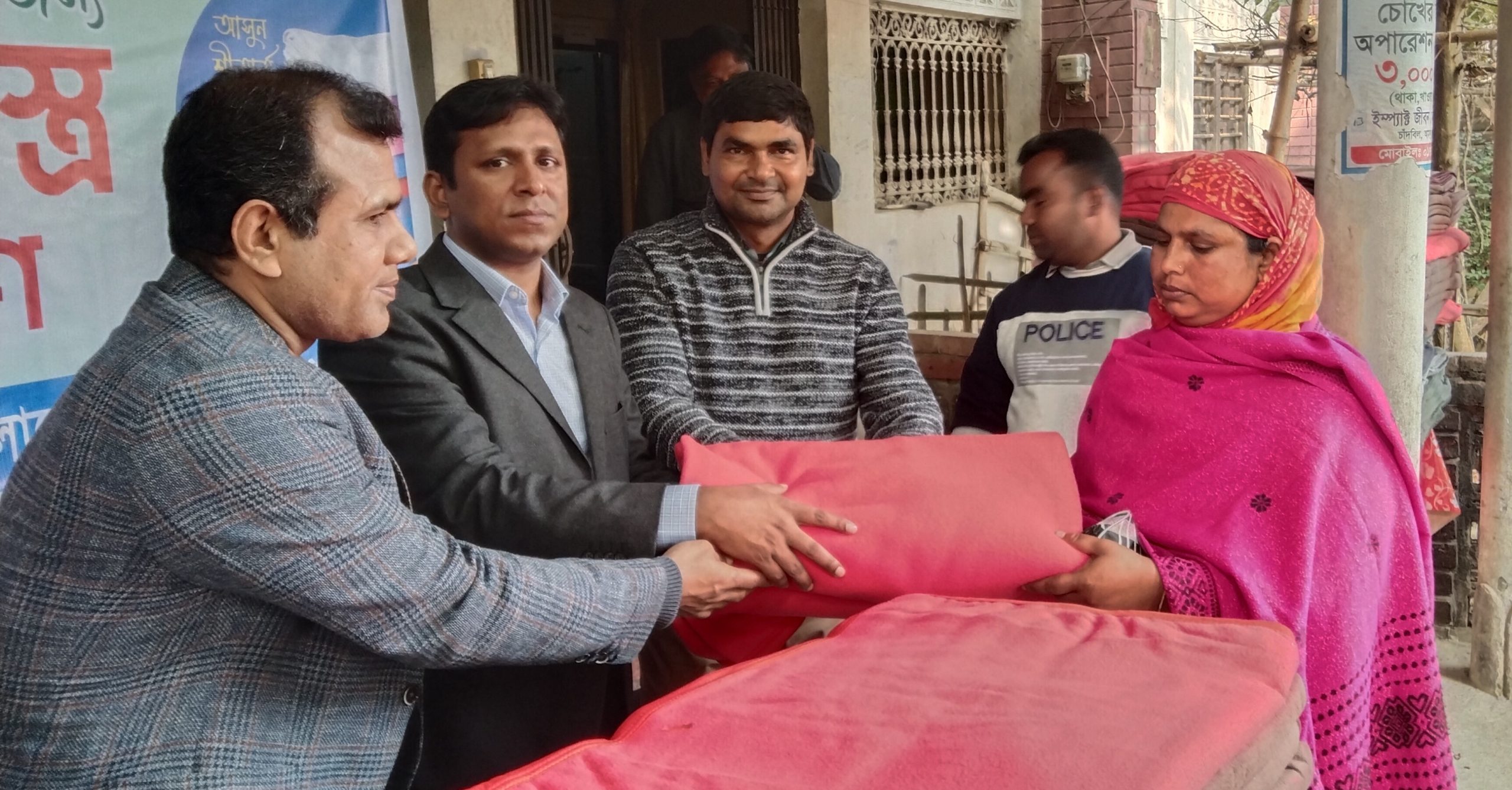 মুজিবনগরে শীতার্তদের মাঝে কম্বল বিতরণ