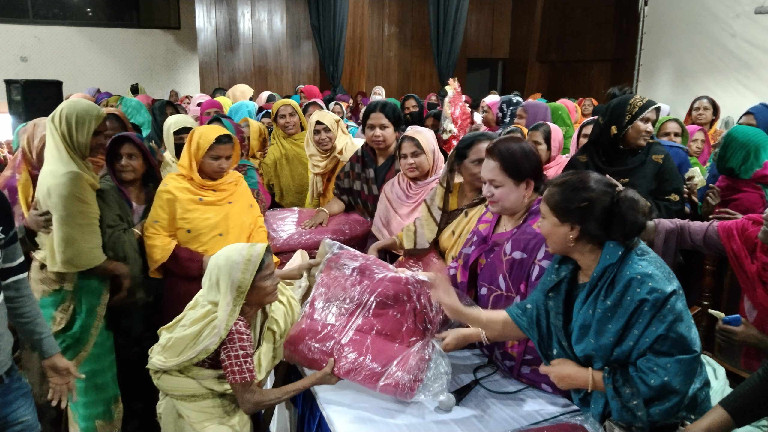 মুজিবনগরে প্রধানমন্ত্রীর পক্ষে শীতার্তদের মধ্যে কম্বল বিতরণ