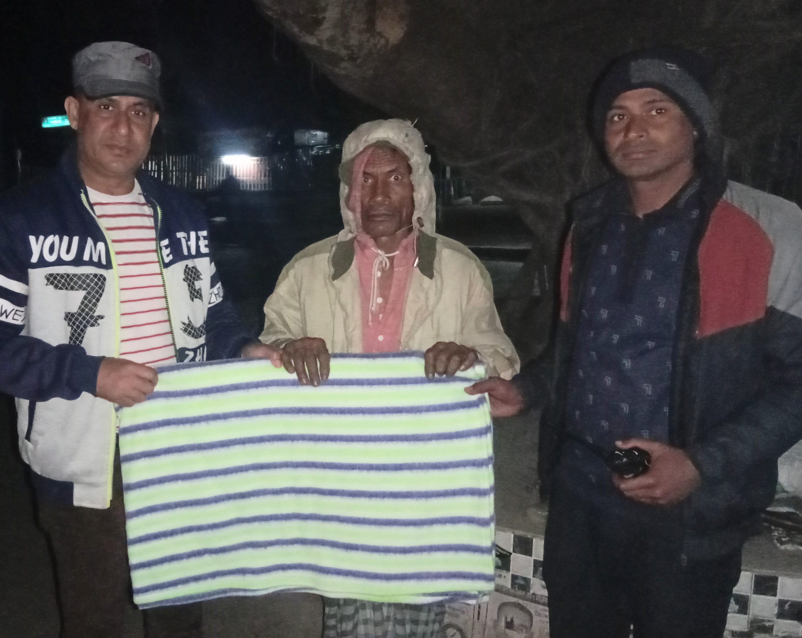 দামুড়হাদায় নৈশ প্রহরী ও পথচারীদের মাঝে কম্বল বিতরণ