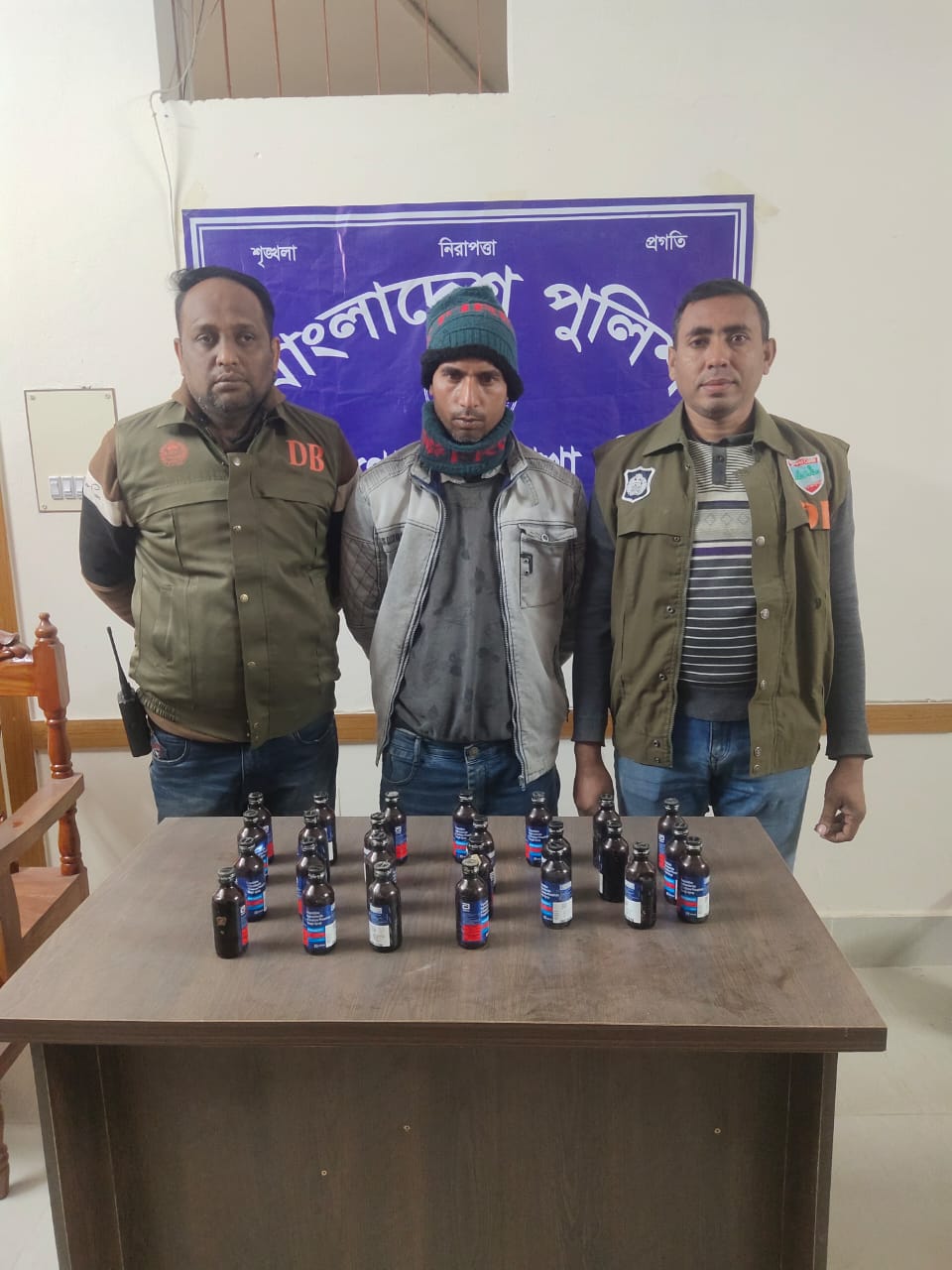 চুয়াডাঙ্গায় ২৫ বোতল ফেনসিডিলসহ যুবক আটক