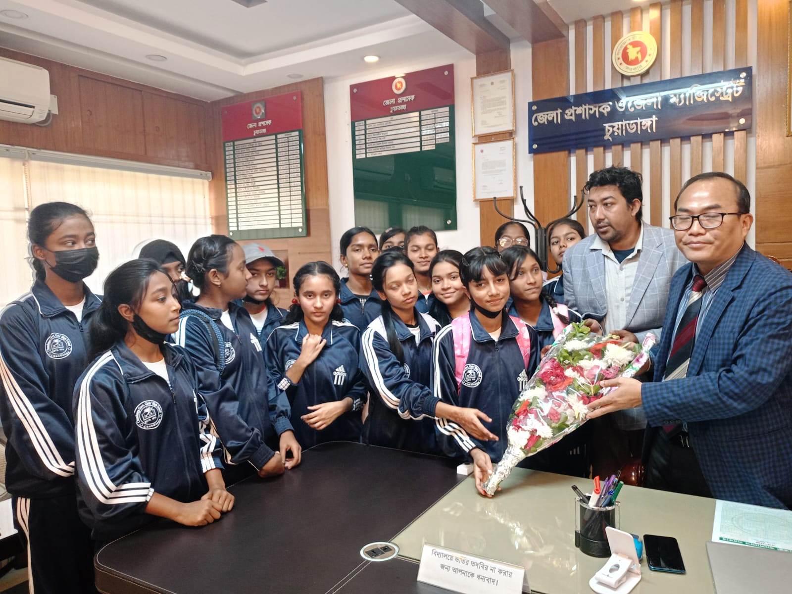 জেলা প্রশাসকের সঙ্গে দলের খেলোয়াড়দের সাক্ষাৎ