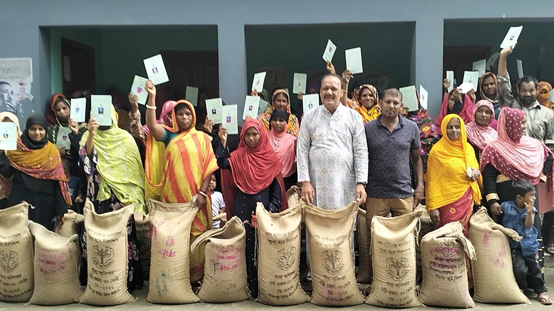 কার্পাসডাঙ্গায় ভিডব্লিউবি কার্ডধারীদের মাঝে চাল বিতরণ