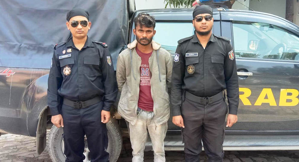 গাংনীতে র‌্যাবের অভিযানে ফেনসিডিলসহ যুবক আটক