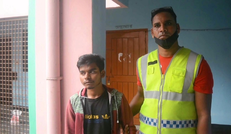 গাংনীতে ফলের ক্যারেটে ফেন্সিডিল, একজন আটক