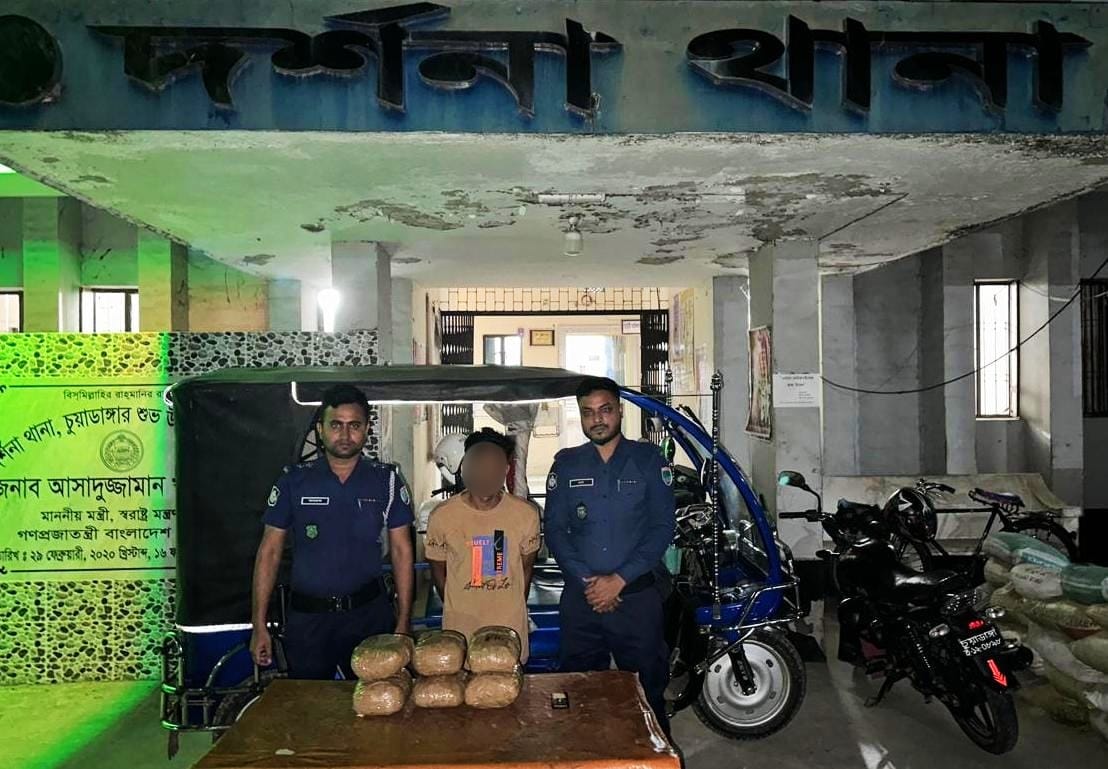 দর্শনায় ৬ কেজি গাঁজাসহ যুবক আটক, ইজিবাইক জব্দ