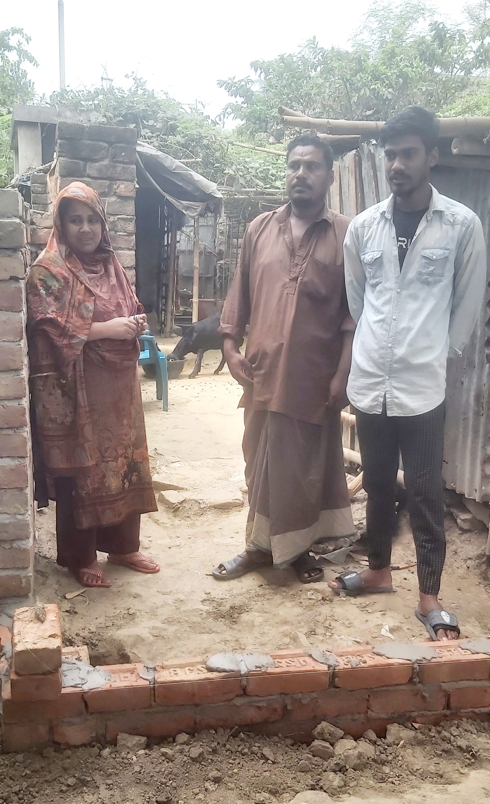 আলমডাঙ্গার পারকুলায় এক পরিবারকে অবরুদ্ধ করার অভিযোগ