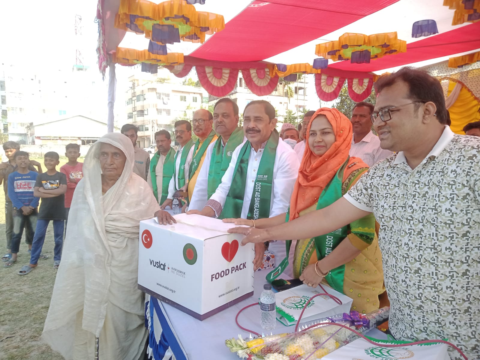 রমজান উপলক্ষে জীবননগরে ৩০০ হতদরিদ্রকে খাদ্যসামগ্রী দিল দোস্ত এইড