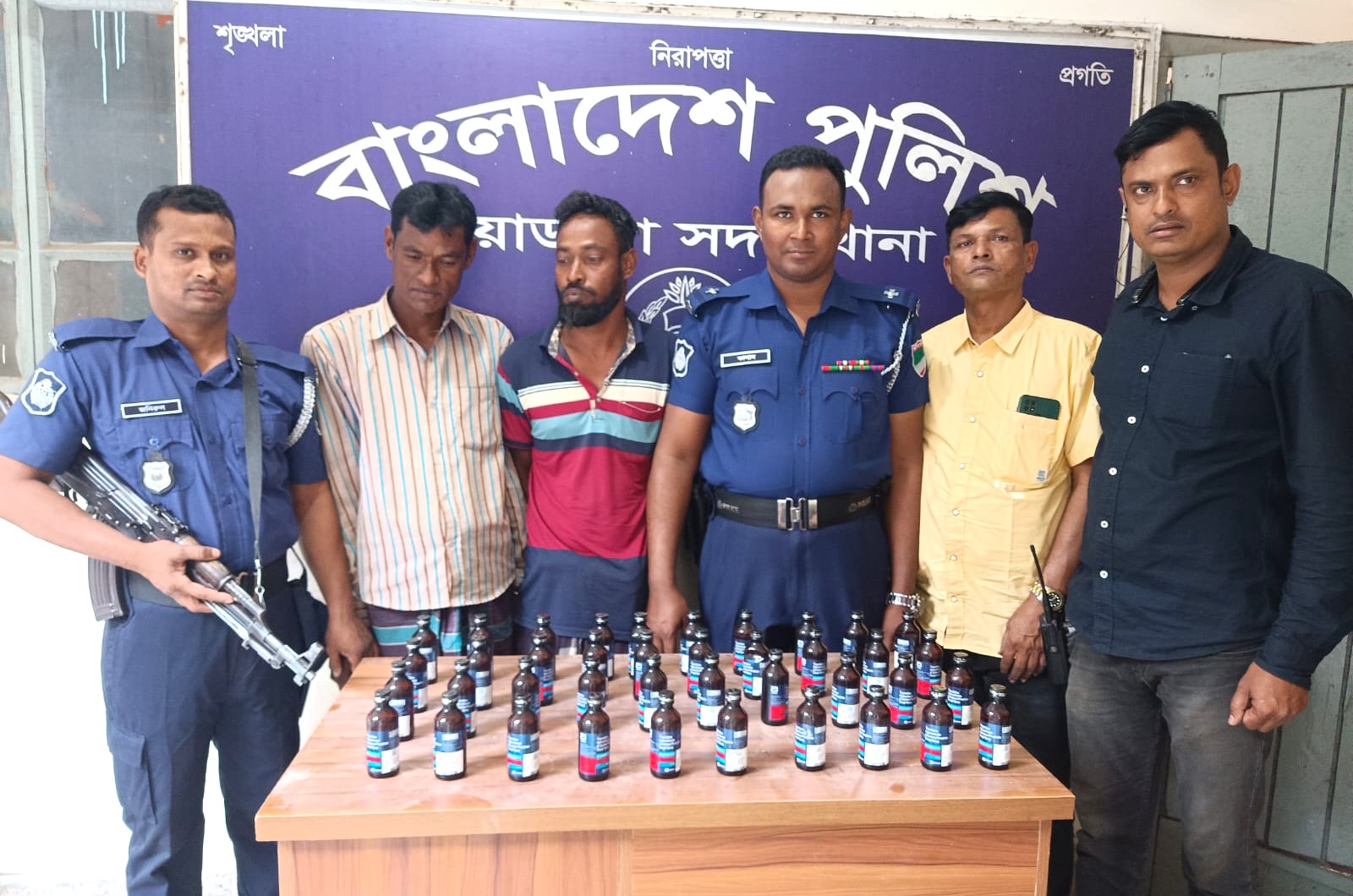 চুয়াডাঙ্গায় ৪০ পিস ফেনসিডিলসহ দুজন আটক